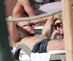 Kurek wyleguje się na plaży po igrzyskach