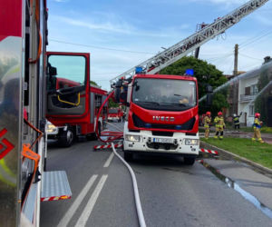 Poważny pożar domu w Ostrowcu Świętokrzyskim. Jedna osoba ranna, trwa akcja strażaków