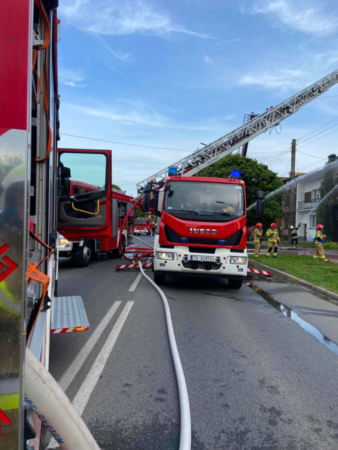 Poważny pożar domu w Ostrowcu Świętokrzyskim. Jedna osoba ranna, trwa akcja strażaków
