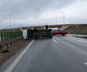 Groźny wypadek na S3. Bus przewrócił się na bok, ranni pasażerowie