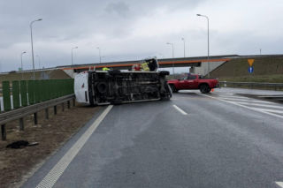 Groźny wypadek na S3. Bus przewrócił się na bok, ranni pasażerowie