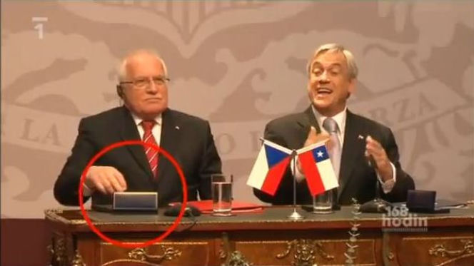 Prezydent Czech Vaclav Klaus ukradł pióro?