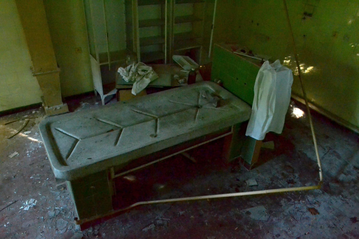 Sfotografował opuszczony szpital i prosektorium. Tylko dla ludzi o mocnych nerwach! 
