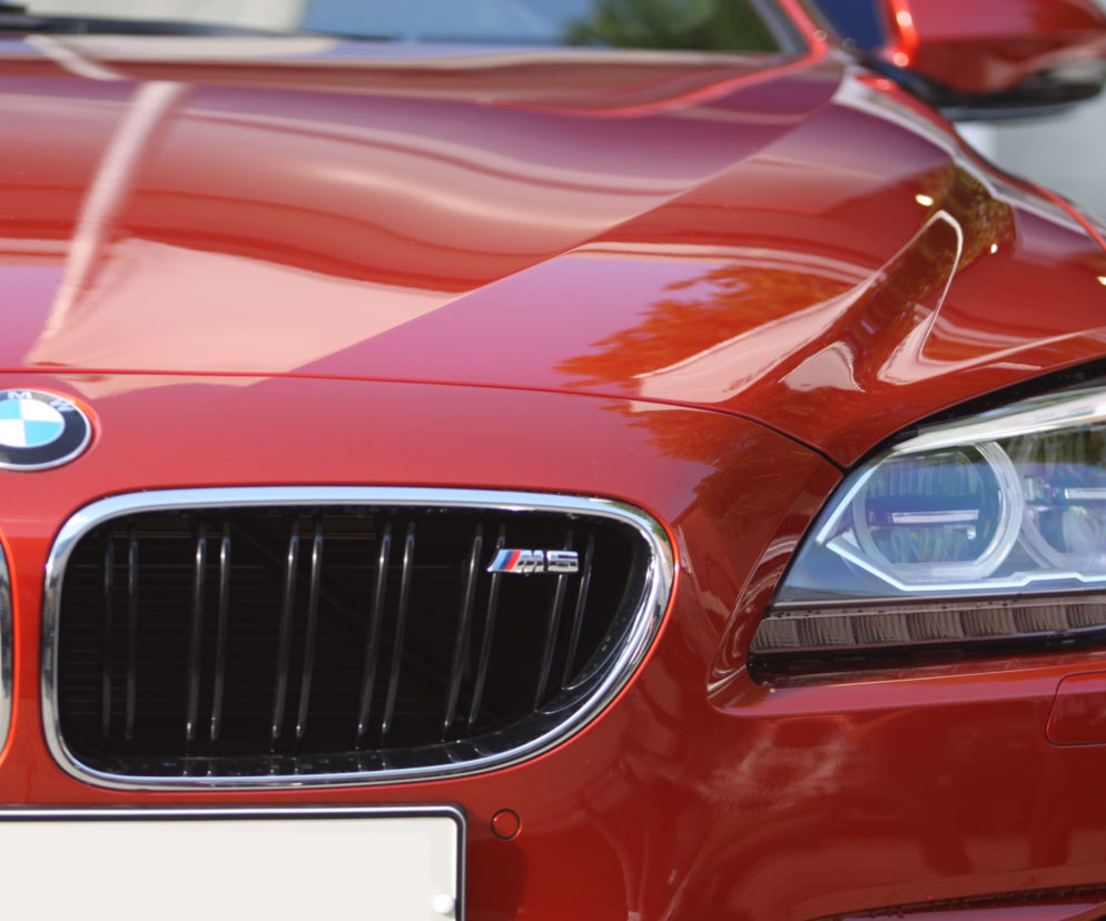 Śląskie: Awantura na sklepowym parkingu. Agresywny kierowca BMW zaatakował innego mężczyznę. Ten bronił się, używając gazu pieprzowego