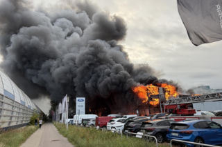 Wielki pożar w Warszawie. Pilny apel policji i strażaków do mieszkańców 