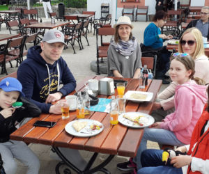 Przechodnie w Iławie bez maseczek oraz pierwsi klienci ogródków w restauracjach