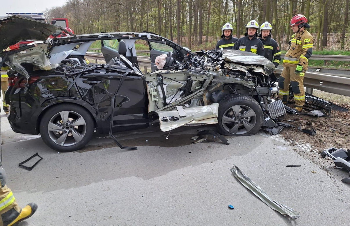 Potężny SUW roztrzaskał się o przyczepę ciężarówki. Co z kierowcą? 