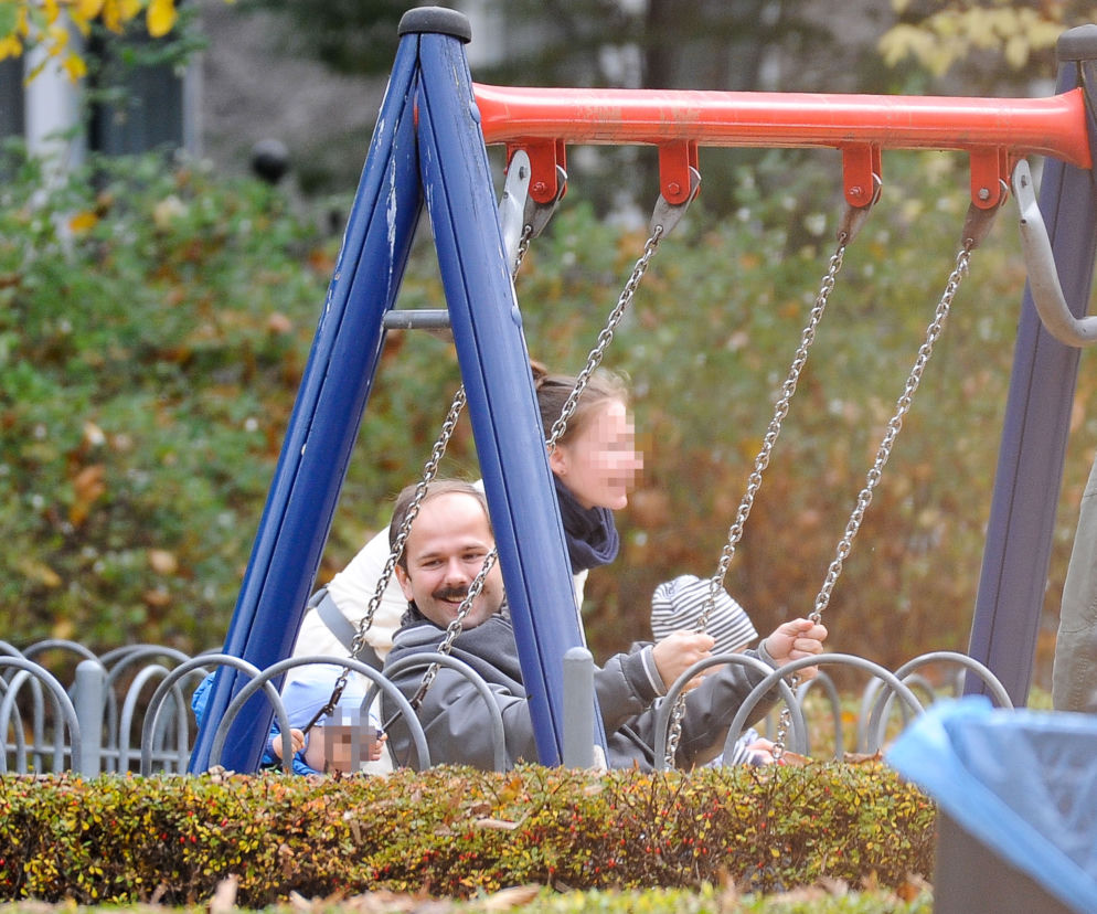 Sławomir Zapała z dzieckiem i z żoną na spacerze_1PUBL