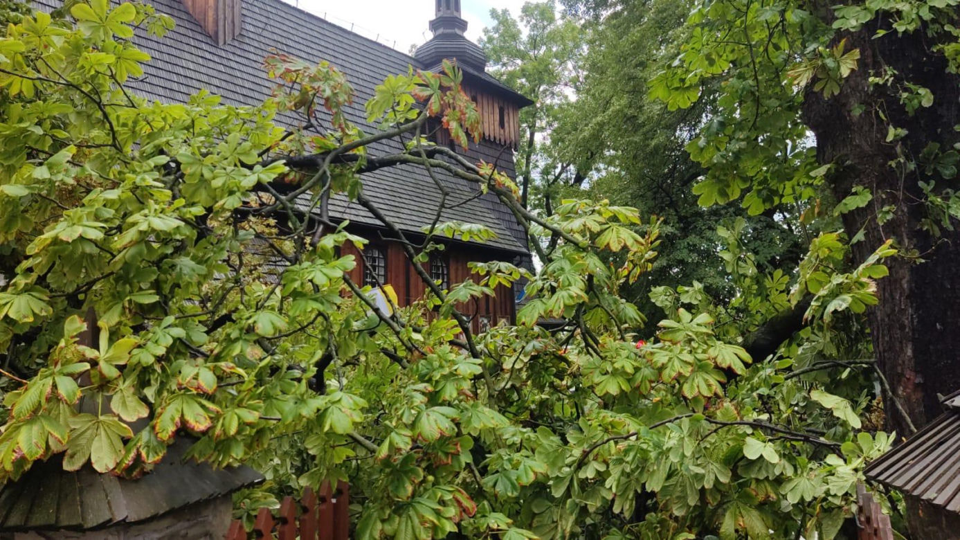 Gwałtowna nawałnica przeszła przez region tarnowski. Zalane ulice, uszkodzone dachy i połamane drzewa