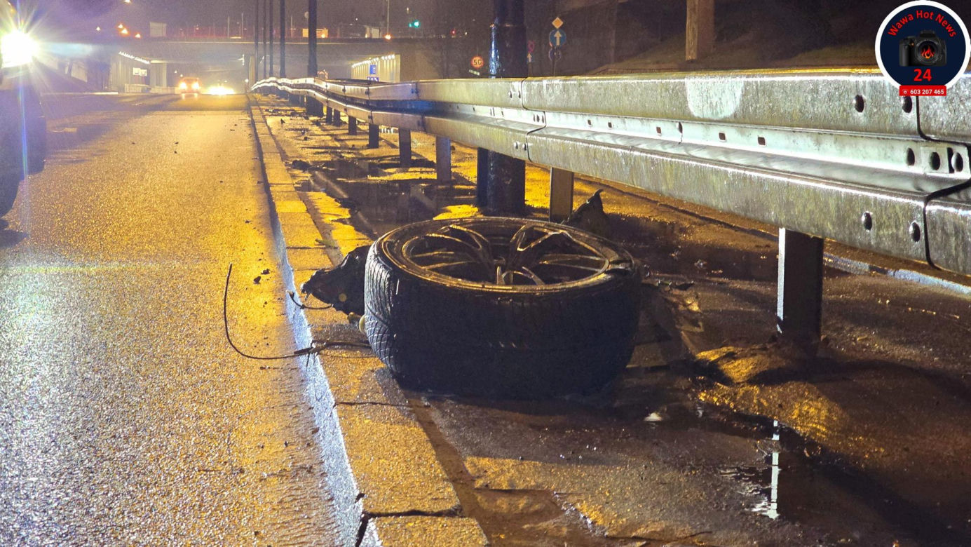 Kraksa w centrum Warszawy. Kanarkowe BMW roztrzaskało się na barierkach