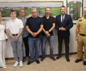 Rozłożyli koc i ratowali 4-latkę. Bohaterowie z Łomży z podziękowaniami od prezydenta i posłanki