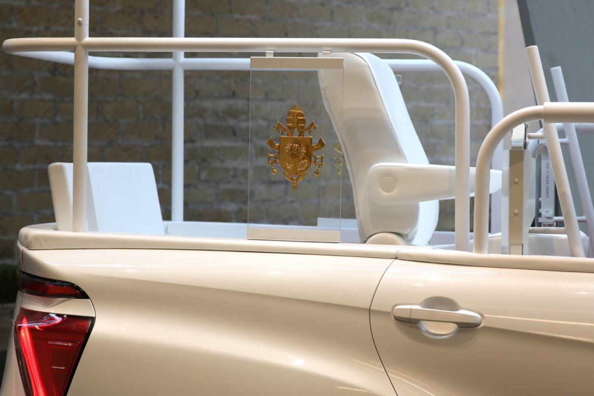 Papież Franciszek dostał wodorową Toyotę Mirai