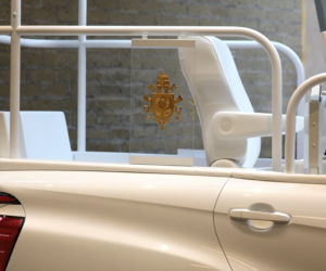 Papież Franciszek dostał wodorową Toyotę Mirai