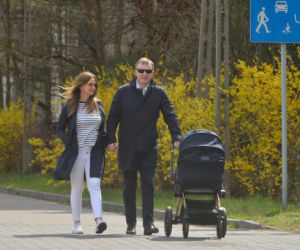Pierwszy spacer Ani Kurskiej z rodzicami