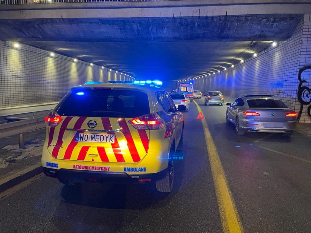 Koszmarny wypadek w Warszawie. Starszy mężczyzna na oczach żony wbiegł pod koła pędzącego auta