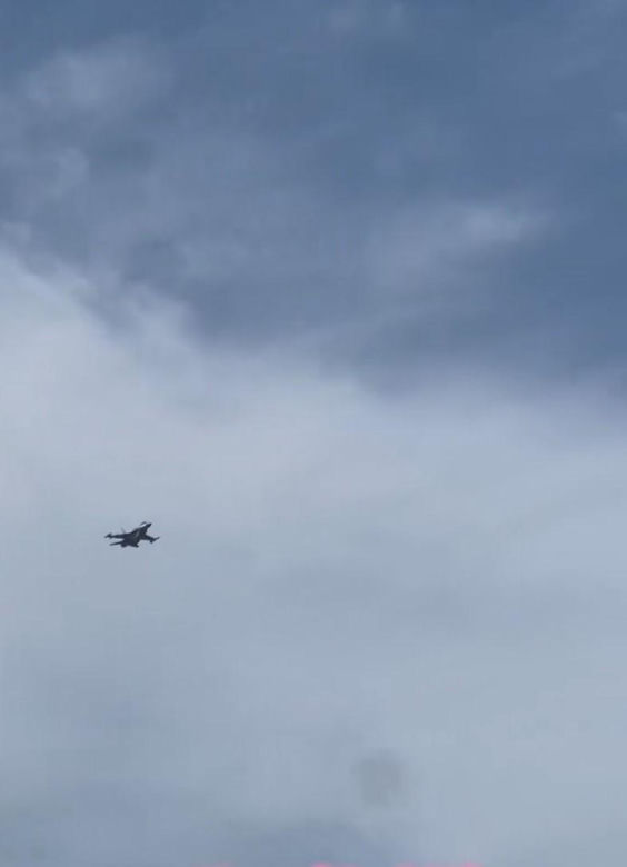 Nagrania z Dubaju obiegły sieć. Myśliwiec F-16 zestrzelił drona nad plażą