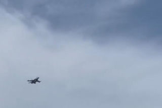 Nagrania z Dubaju obiegły sieć. Myśliwiec F-16 zestrzelił drona nad plażą