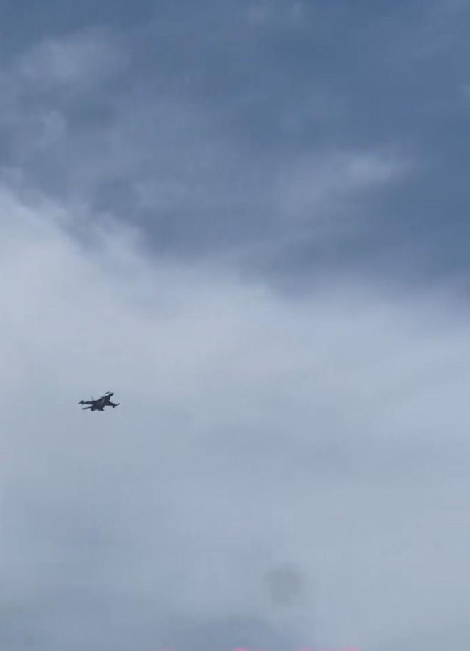 Nagrania z Dubaju obiegły sieć. Myśliwiec F-16 zestrzelił drona nad plażą