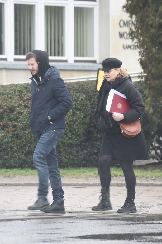 Antek Królikowski z mamą załatwia formalności pogrzebowe