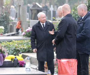 Jarosław Kaczyński na grobie swojej mamy Jadwigi Kaczyńskiej
