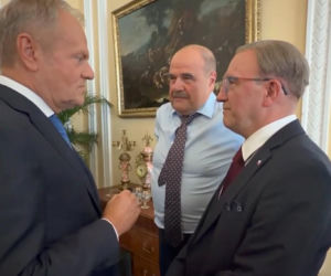 Premier Tusk odwiedził aktorów na planie Rancza. Takiej reakcji widzów się nie spodziewał!