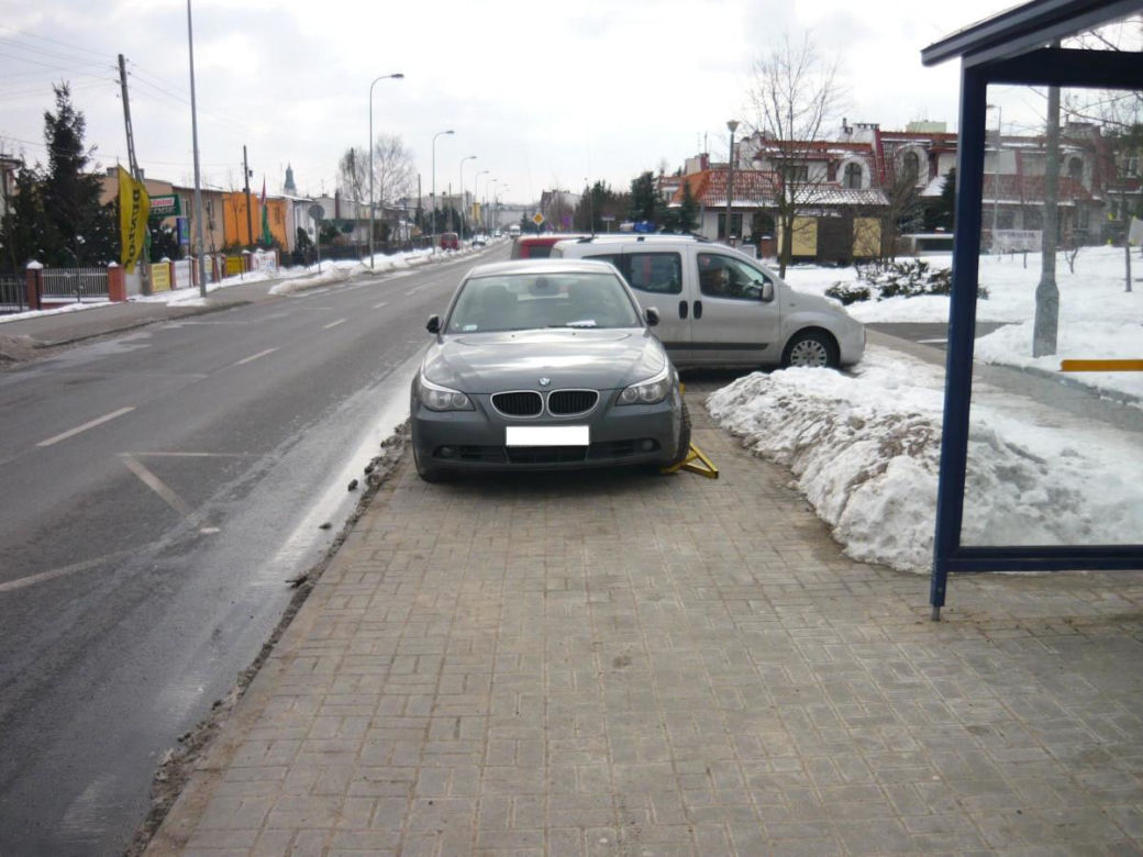 Pan i władca miejsc parkingowych. Po co zajmować jedno, skoro można dwa? I to jeszcze jakie!