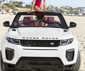 Dzieczyna Bonda Naomie Harris pozuje z Range Roverem Evoque kabrio 