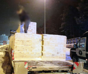 Śnieży ładunek na pokładzie tira