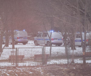 Mecz Stomil Olsztyn - Widzew Łódź. Pod stadionem tłum kibiców. Interweniowała policja