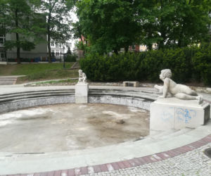 Nastolatka zniszczyła rzeźbę młotkiem