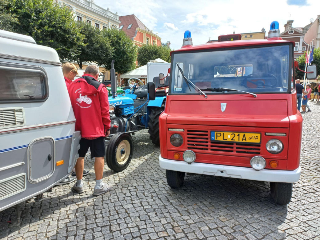 ​Zabytkowe traktory na rynku w Lesznie. Przedsmak festiwalu w Wilkowicach