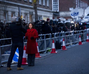Księżna Kate wychodzi ze szpitala