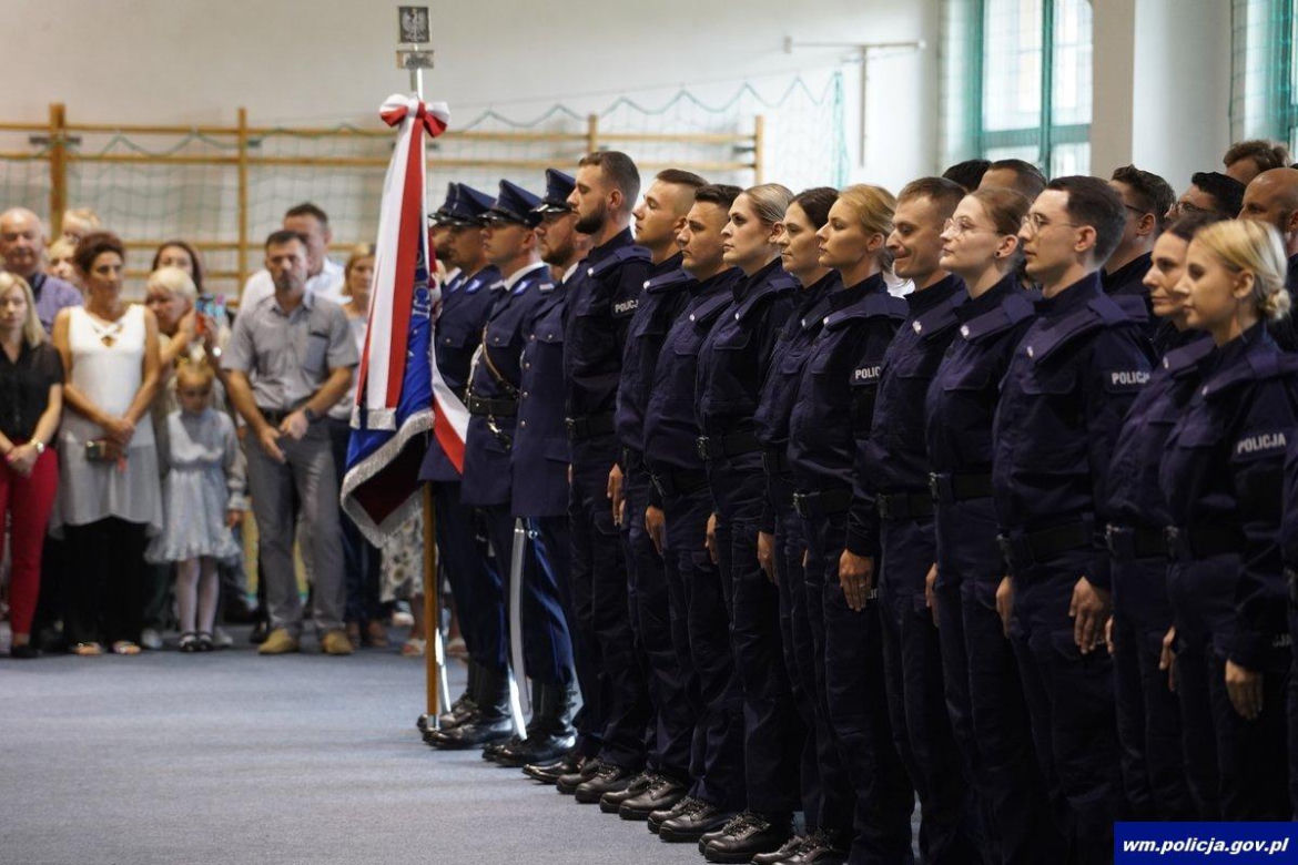 Ślubowanie nowych policjantów w Olsztynie. W szeregi wstąpiło 47 funkcjonariuszy [ZDJĘCIA]