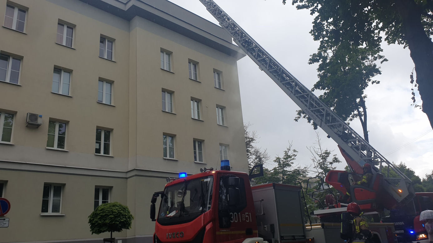 Alarm w komendzie wojewódzkiej policji w Białymstoku. Ewakuowano cały budynek [ZDJĘCIA]