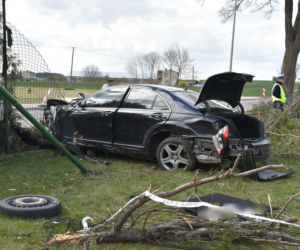Wypadek w Mrocznie. Pijany kierowca zdemolował ogrodzenie posesji. Dwie osoby ranne [ZDJĘCIA]