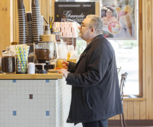 Karol Karski w lesie