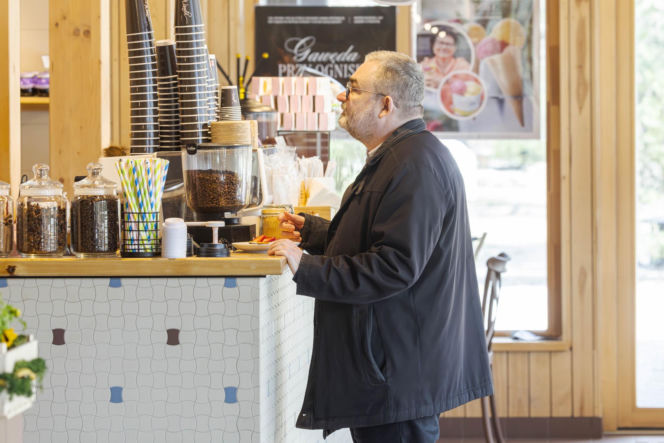 Karol Karski w lesie