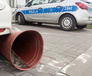 Ukrainka zniszczyła radiowóz i zaatakowała policjantkę bo... chciała być deportowana!