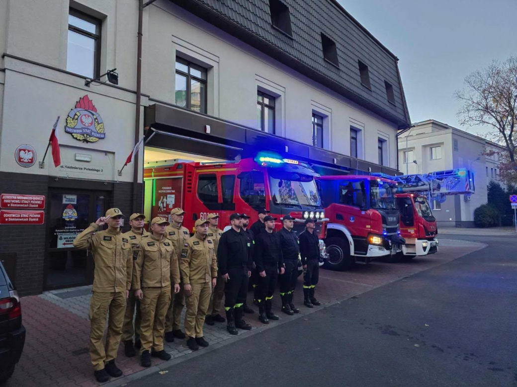 Strażackie syreny zawyły dla poległych kolegów. Żegna ich cała Polska