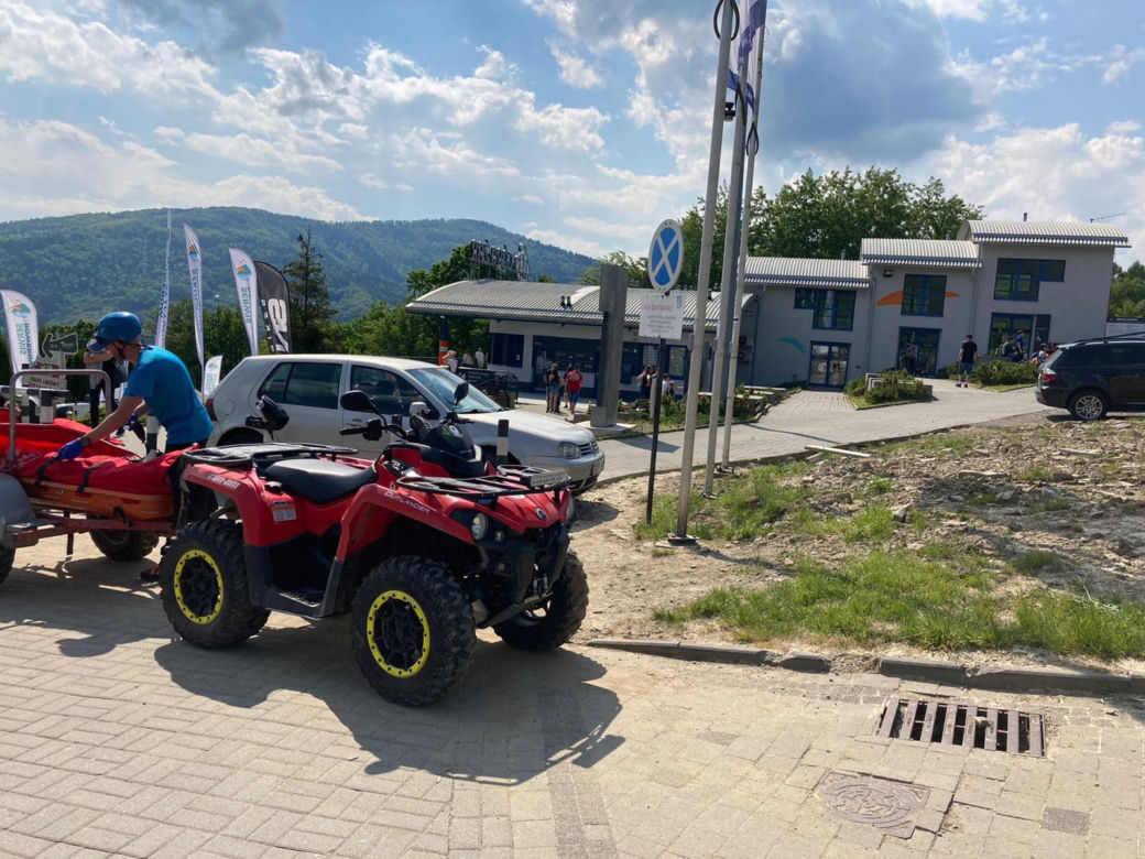 Fatalny wypadek na Górze Żar! Paralotniarz uderzył w tor saneczkowy. Trafił do szpitala z poważnym urazem kręgosłupa