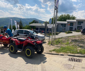 Fatalny wypadek na Górze Żar! Paralotniarz uderzył w tor saneczkowy. Trafił do szpitala z poważnym urazem kręgosłupa