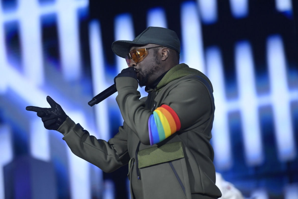 Black Eyed Peas z tęczowymi opaskami na scenie Sylwestra Marzeń. Ważny gest 
