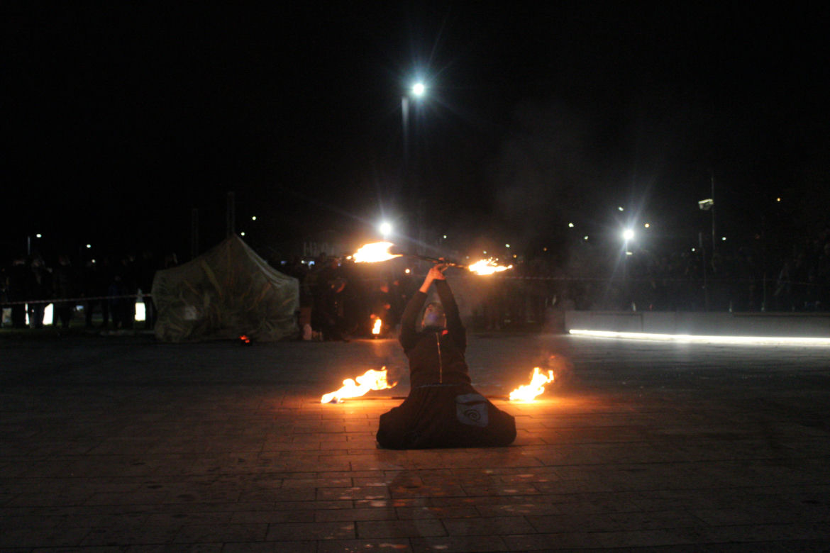 WOŚP 2023 w Krakowie: Fire Show w Nowej Hucie w wykonaniu grupy Spontan Fire