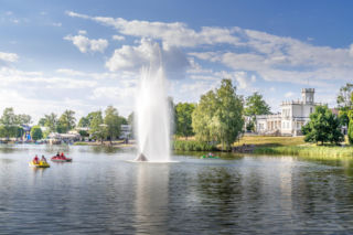 Polacy szturmują to miasto tuż za granicą. Co przyciąga tłumy do tego kurortu?