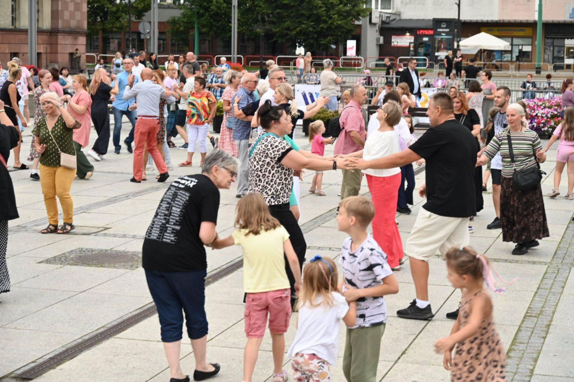 Ruda Śląska tańczy jak dawniej. Międzypokoleniowa potańcówka na rynku porwała tłumy