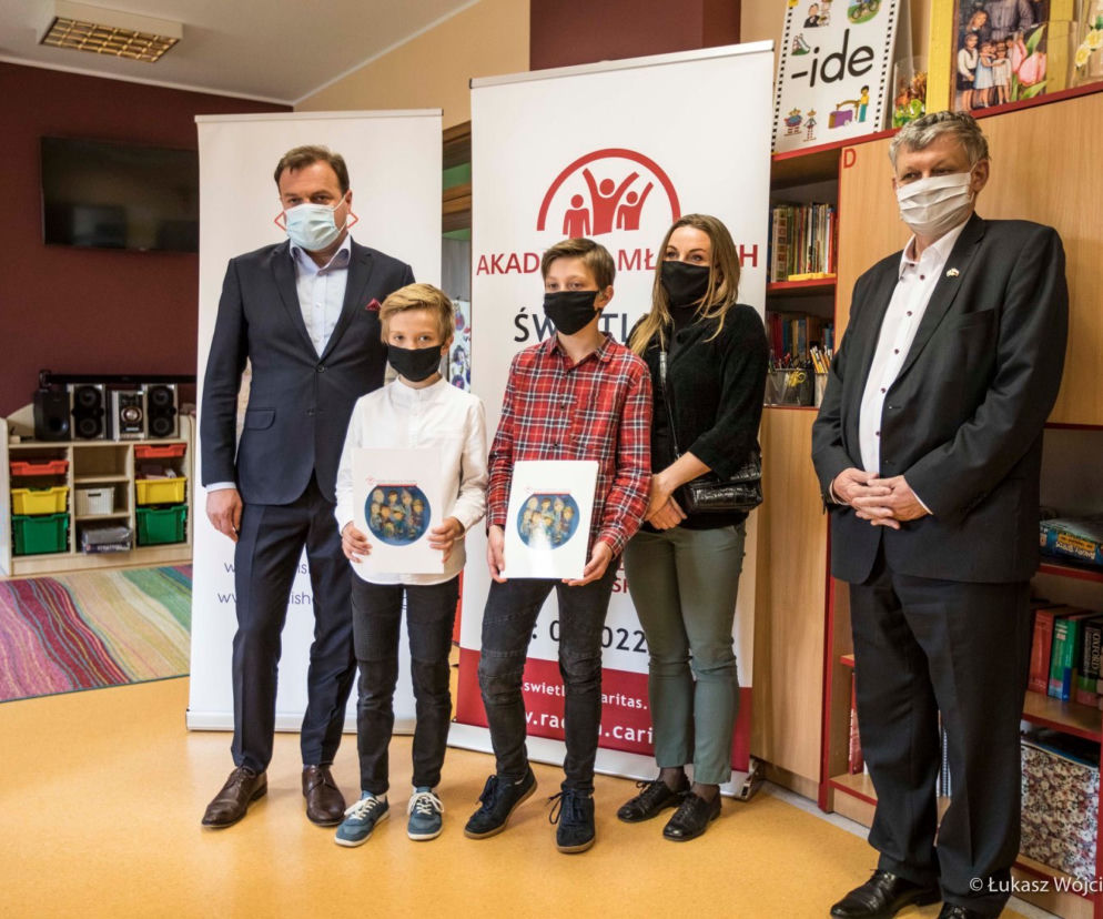 Radom: Synowie zmarłego fizjoterapeuty z Mazowieckiego Szpitala Specjalistycznego otrzymali stypendia