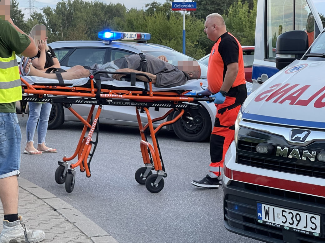 Dramat na Białołęce. Osobówka wjechała pod betoniarkę. W środku było malutkie dziecko