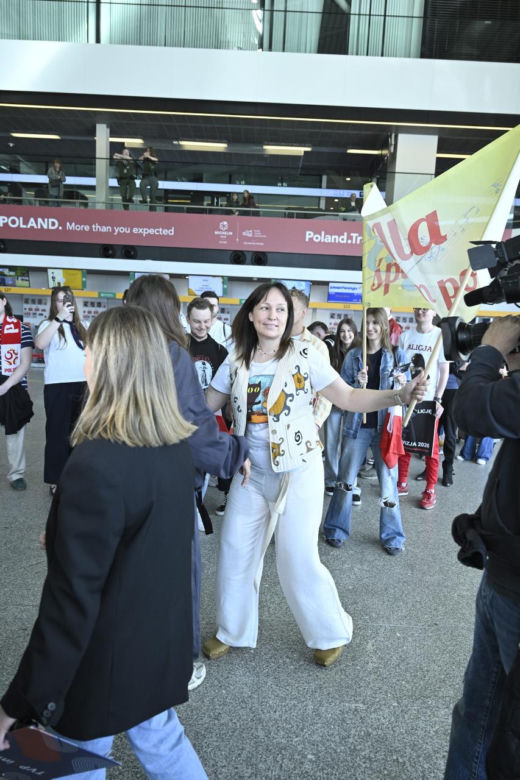 Alicja Szemplińska z fanami na lotnisku przed Eurowizją 2026
