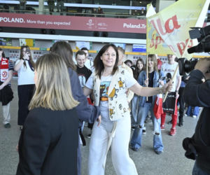 Alicja Szemplińska z fanami na lotnisku przed Eurowizją 2026