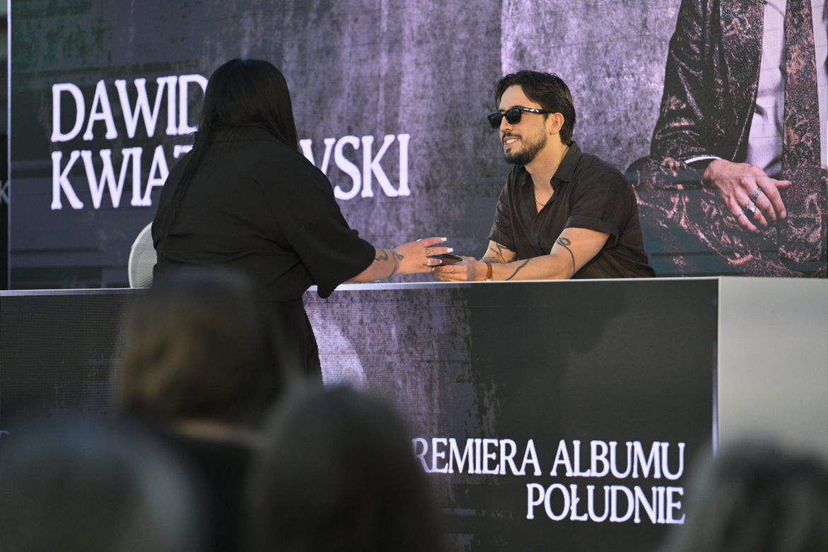 Dawid Kwiatkowski podpisuje płyty na spotkaniu z fanami